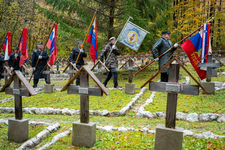 Na prireditvi so se spominu na preminule vojake poklonili tudi praporščaki različnih veteranskih organizacij. / Foto: Nik Bertoncelj, za Gorenjski glas
